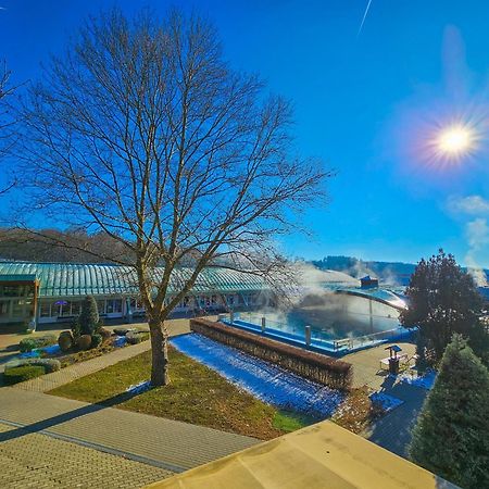 شقة Harmonia Vendeghaz 100 Meterre Az Igali Gyogyfuerdotol المظهر الخارجي الصورة